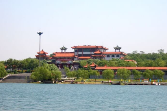 河南一人工湖，地处郑州、洛阳、许昌三市中心，有湖可拾晚霞之誉